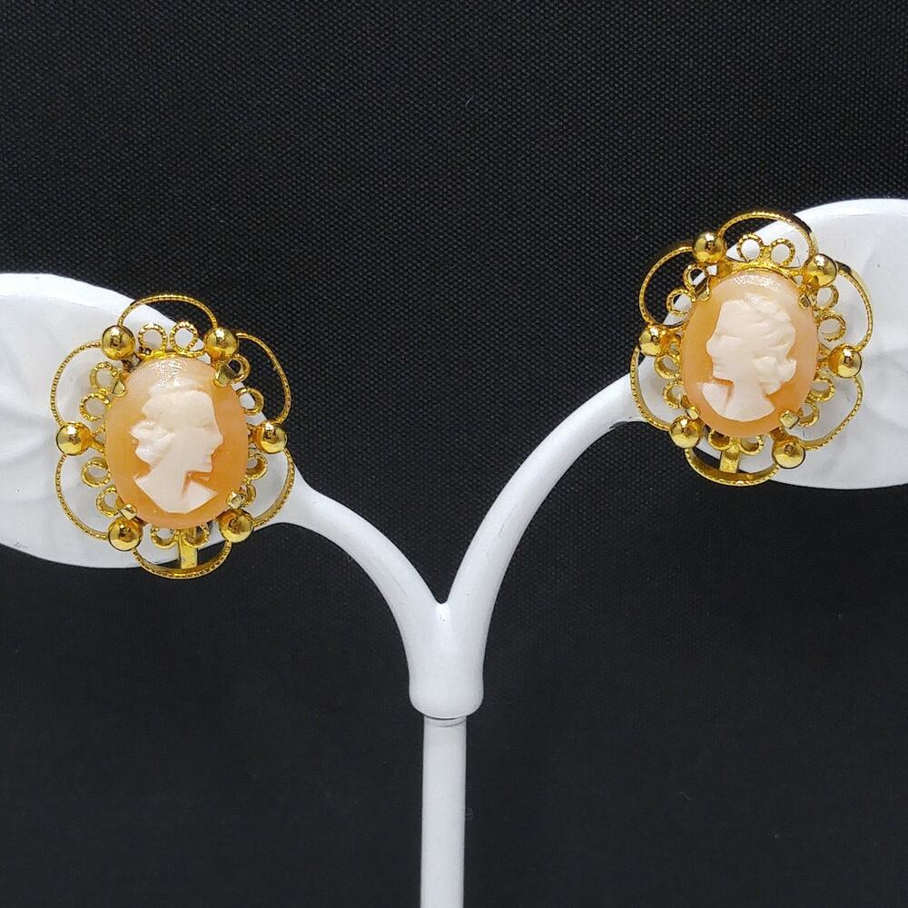 Sorrento Shell Cameo Clip Earrings, 12K Gold Filled, 1950s Vintage Jewelry - Picture 6 of 10